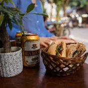 Bánh mì đường phố Sài Gòn thơm ngon giòn rụm