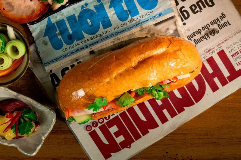 Bánh mì Sài Gòn giòn rụm với nhân thịt pate rau sống