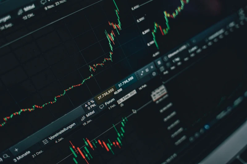 Biểu đồ giá Bitcoin với đường xu hướng giảm