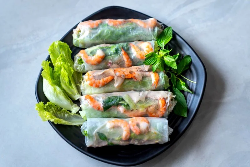 Gỏi cuốn tươi mát với tôm thịt rau sống