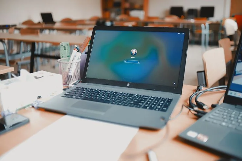 Học sinh học online trên laptop tại nhà