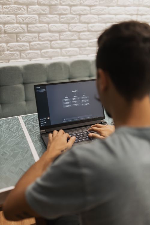 Cuộc đua AI tháng 10 2026 - người dùng tương tác với ChatGPT trên laptop