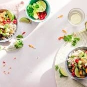 Bữa ăn eat clean đầy đủ dinh dưỡng với rau xanh và protein