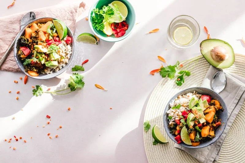 Bữa ăn eat clean đầy đủ dinh dưỡng với rau xanh và protein