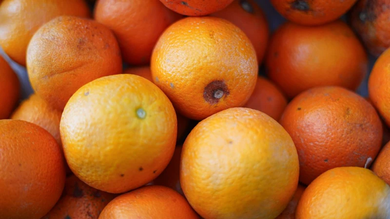 Thực phẩm giàu vitamin C gồm cam quýt kiwi trên bàn gỗ