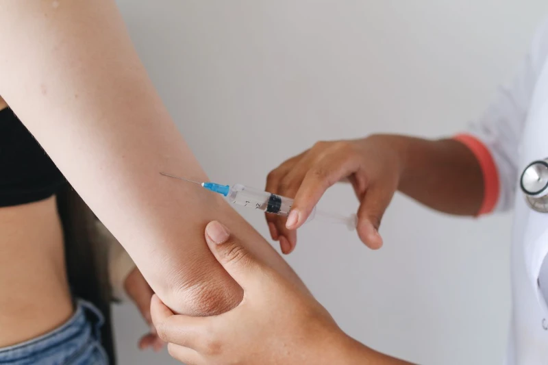 Bác sĩ tiêm vaccine phòng cúm cho bệnh nhân