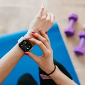 Xu hướng sức khỏe 2026 - phụ nữ kiểm tra smartwatch trên thảm yoga