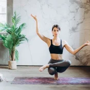 Người phụ nữ tập yoga tại nhà trên thảm yoga